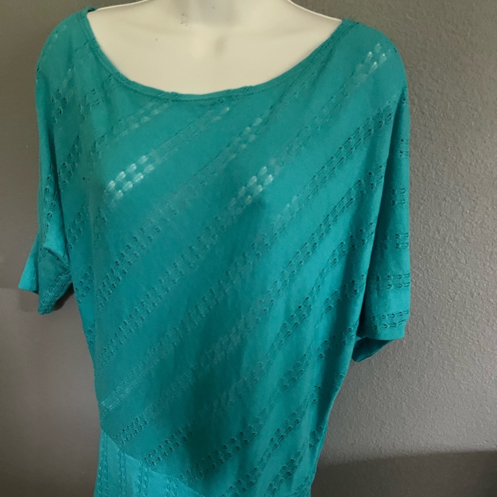 Medium see though top teal color
